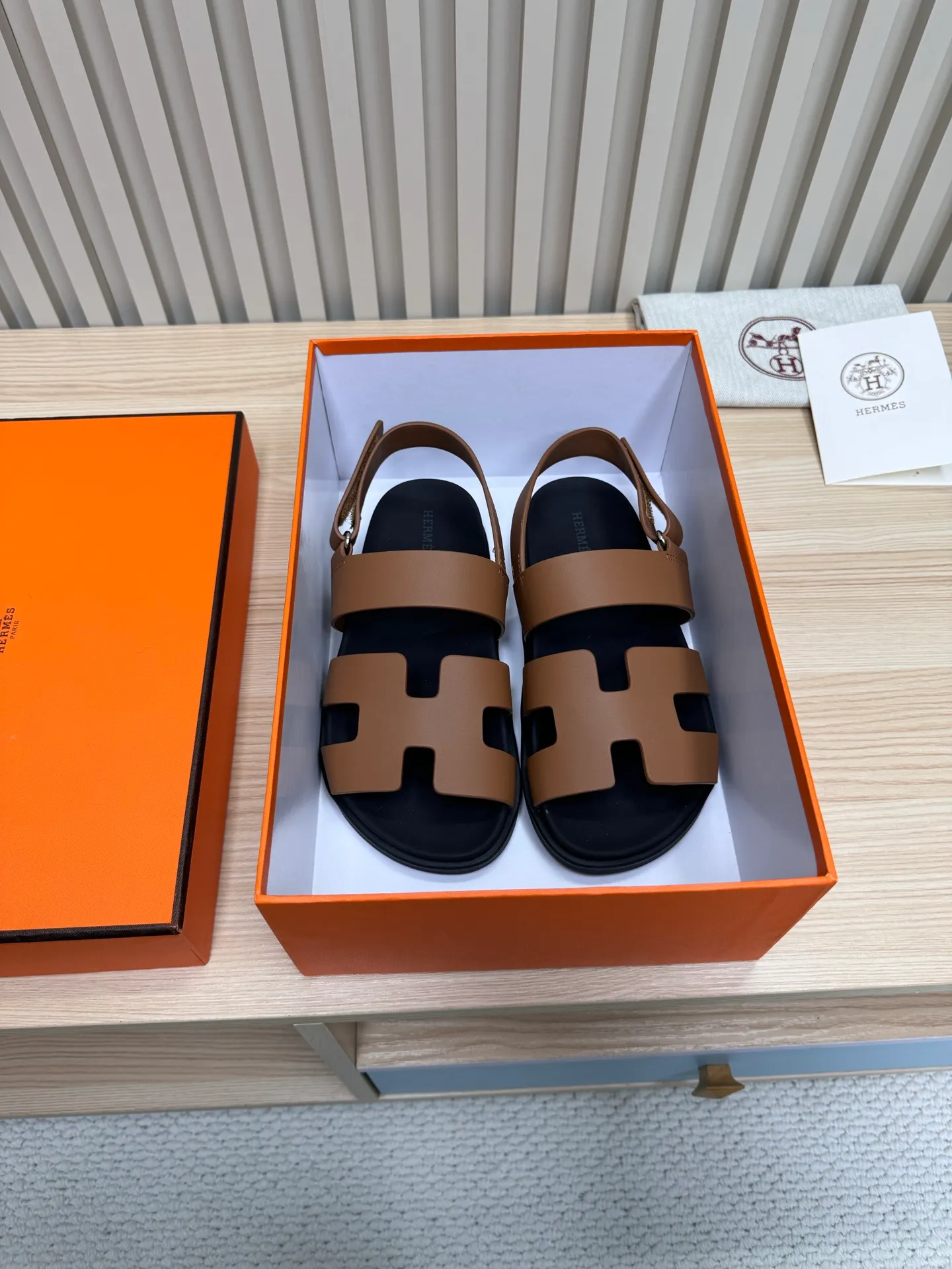 👟👟Ex-factory price 502👟👟Hermes🐎The extremely popular couple’s second uncle slippers/golden sandals and slippers, paired with various colorful socks, are so trendy!  ———————— Upper: imported cowhide/sheep leather/cloth/palmprint leather lining: imported cowhide/sheepskin outsole: Tpu non-slip and wear-resistant outsole Female size: 35-42 (40.41.42 non-returnable and non-exchangeable) Male code: 39-45 (45 non-returnable and non-exchangeable)